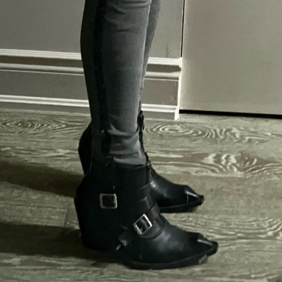 Fluevog Swordfish Edwardian Hamburger, lightly worn. Great shape. Retail $450 - Picture 7 of 8